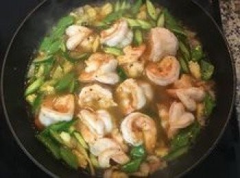 step12: 放入2杯水，並將蝦球放入，大火煮滾，試味道做微調。