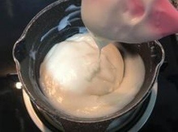 step4: 小火持續攪拌到成濃稠（約不到3分鐘），滴落時滴紋不消失的狀況便是完成了。