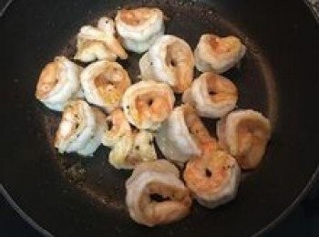 step7: 放入蝦子煎到兩面變紅，約七成熟，便可起鍋備用。