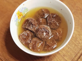 step3: 把話梅放入飯碗中， 加入半碗水用微波爐叮3分鐘， 變成話梅水備用