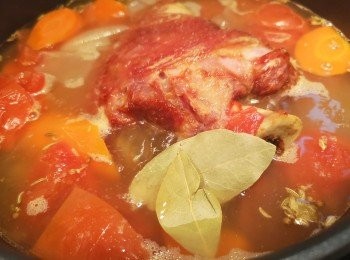 step7: 放入豬手同煮滾。