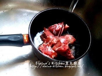 step1: 排骨頭放入煲內 , 加水用中火煮數分鐘至大滾出水