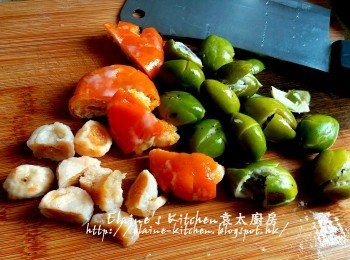 step3: 青欖 , 桔餅洗淨 , 青欖怕碎 , 桔餅剪半 , 無花果切半