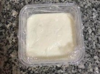 step8: 將表面抹平，並提起模具再落下，將空氣震出防止氣泡。可用一張保鮮膜緊貼表面蓋住，防止蒸氣產生的水氣，不過如果沒有要沾椰粉的話就不要這樣蓋，否則表面會比較不光滑。接著放冰箱冷藏30分鐘。