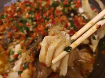 step14: 將剛爆過的材料加入魚頭中。