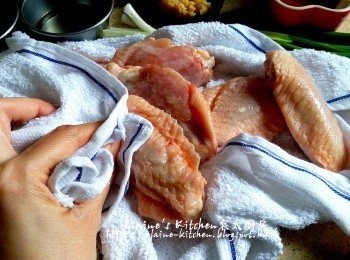 step2: <a href="https://bit.ly/3zHU5V3" target="_blank" data-keyword="雞中翼" class="guide-link"><strong>雞中翼</strong></a> <span style="display:inline-block;vertical-align:middle;margin-top:-3px;color:initial;border-radius:3px;padding:2px 3px;font-size:12px;line-height:14px;background:#87d300;color:#fff;">即買</span> 用水沖一沖洗 , 再抹乾水份