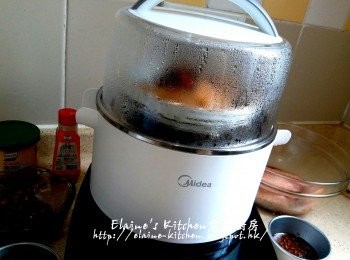 step8: 醃好的<a href="https://bit.ly/3zHU5V3" target="_blank" data-keyword="雞翼" class="guide-link"><strong>雞翼</strong></a> <span style="display:inline-block;vertical-align:middle;margin-top:-3px;color:initial;border-radius:3px;padding:2px 3px;font-size:12px;line-height:14px;background:#87d300;color:#fff;">即買</span> 放上碟 , 放入早餐機的蒸架上 , 蓋上蓋按<蒸 / 煮>功能 , 時間調至15分鐘