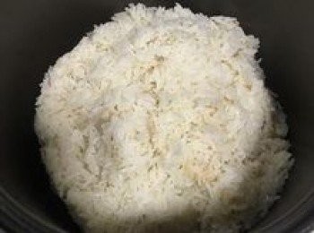 step16: 將飯拌鬆，再擺回斑蘭葉，蓋上飯鍋蓋保溫；