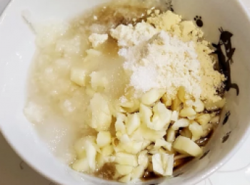 step5: 梨子蓉加入蒜蓉、雞粉、糖、豉油、麻油