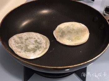 step5: 加少少油於 平底鑊，細火煎至兩面金黃即完成