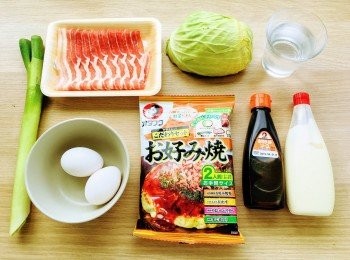 step1: 將包裝內的麵粉及山芋粉加水，攪拌成粉漿。