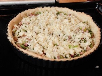 step4: 將餡料放入批皮內，灑上芝士碎.