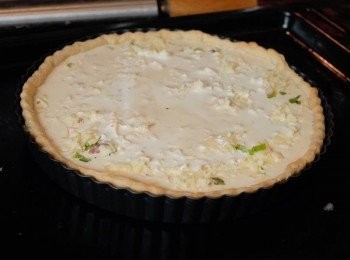 step6: 然後將雞蛋混合液倒入批皮內，再灑上更多芝士碎