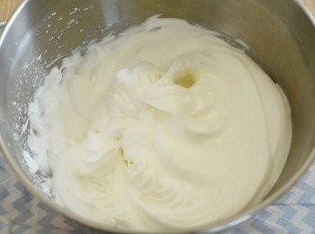 step2: 用電動打蛋器先打發蛋白，泡沫出現時下40克糖，繼續打發至末端堅挺 （*碗倒轉，蛋白霜不掉下就Ok)