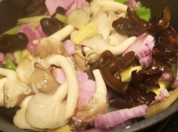 step4: 之後炒秀珍菇和黑木耳。