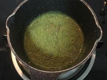 step6: 接著進行<span class="group_2">抹茶雪花糕</span>，將糖和濾過的抹茶粉加入牛奶中，小火拌攪到完全溶化；如不喜抹茶苦味者，可將抹茶粉減至3g。