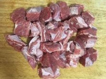 step2: 牛肋條除去多餘的脂肪切成塊狀；