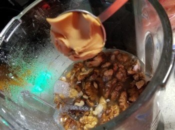 step4: 將所有材料放入破壁機內,加入30g粘米粉及2湯匙花生醬