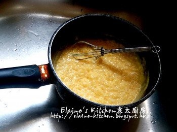 step7: 用慢火一路煮一路拌勻煮至濃稠 , 熄火加入西米拌勻