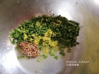 step2: 把蒔蘿、檸檬皮、檸檬汁、橄欖油及芥末放入大碗內