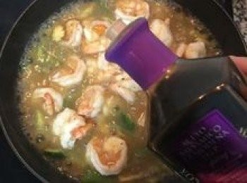 step13: 用1/4杯水調勻2茶匙玉米粉或太白粉，倒入鍋中勾芡，芡汁需數略濃稠的狀態，這樣才會巴住鍋粑。最後倒入鍋邊醋並拌勻。