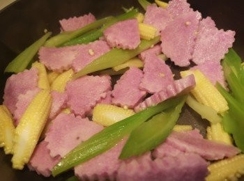 step3: 用薑片起鑊，先炒西芹和粟米芯，再炒紫淮山。