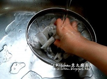 step4: 海底椰片用水沖一沖洗及瀝乾