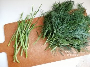 step1: 把蒔蘿的梗與葉分開，它的梗部也很香，可盡量用梗部做醬汁，加入少量葉部