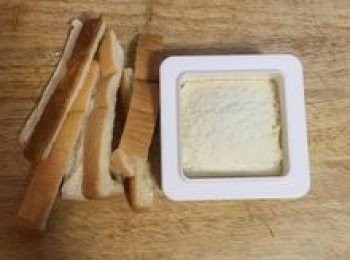 step9: 用小刀除去吐司邊；鮪魚蛋三明治完成，享用時可橫切或對角切都可以喔～