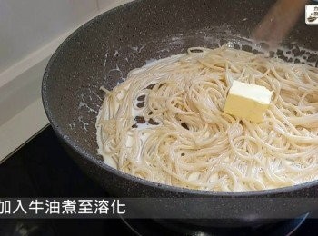 step4: 意大利麵放入滾水煮軟，可因個人口味煮至軟硬的程度，盛起，瀝水。  調至慢火，將淡忌廉倒入乾淨鍋中煮熱，加入意大利麵拌勻；再加入牛油煮至溶化