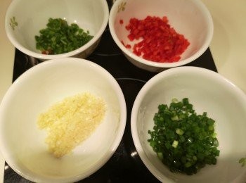 step3: 將配菜切粒備用。