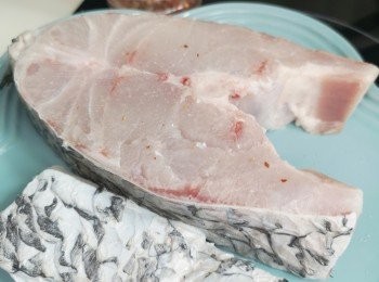 step1: 早上用鹽和胡椒粉醃魚，鹽撒多一些都不怕，晚上會洗掉才煎封。