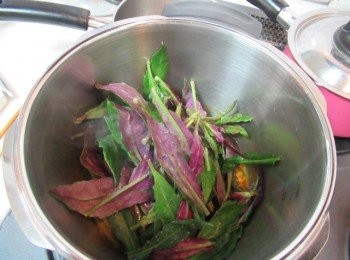 step4: 開蓋,再開火收乾到9份時,放入步驟1,邊拌邊加熱煮,收汁起鍋前灑椰絲拌勻即可.