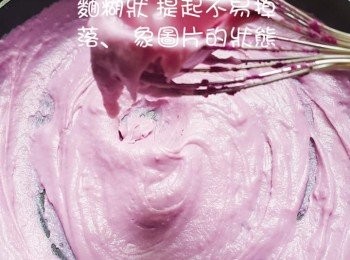 step6: 取一個不粘鍋，一定要不粘鍋哦，把紫薯漿倒入不粘鍋記得開小火邊攪邊加熱，直至成面糊狀，見圖片。