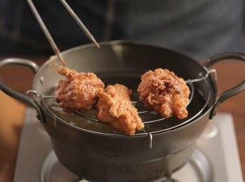 step4: 最後用190~200度左右的油溫，將炸雞再次回鍋炸至金黃酥脆即可。