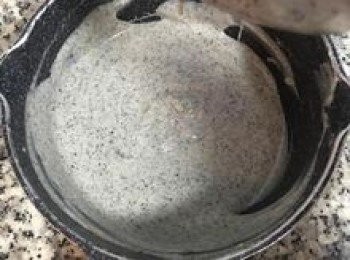 step10: 同樣的是加熱攪拌到粉糊滴落時滴痕不消失即可；