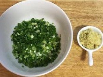 step10: 趁煮飯時做<span class="group_2">蔥薑油</span>；蔥切花、薑去皮磨成末。