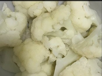 step1: 椰菜花切件，放入煲內加鹽煮10分鐘，煮熟後切碎備用。