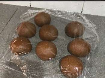 step4: 分百份
靜止10分鐘
壓平，放18g朱古力磚，搓圓，收口在底
發酵40分鐘