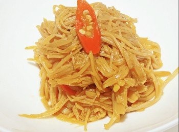 step1: 金菇含有豐富蛋白質、維生素B1、維生素B2、維生素C等多種維生素、核苷類、纖維素和礦物質。