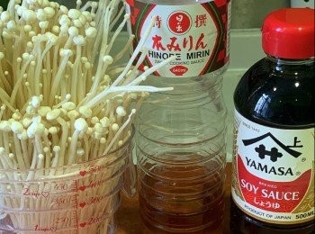 step2: 金菇 2包(約400g），指天椒 4隻(切圈)