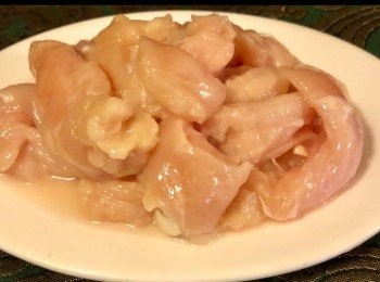 step1: 急凍鷄柳切片後，用廚房紙吸乾水份，放少許鹽，糖，胡椒粉和生粉醃10分鐘。