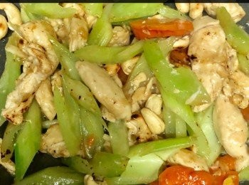 step5: 後加入西芹、紅蘿蔔及少許水再炒片刻，然後加入紅燈籠椒和腰果，倒入少許白酒和<span class="group_2">調味料</span>。