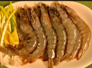step1: 12 隻蝦。 3 片薑。 3 支葱。


剪去蝦鬚、蝦脚、中間部分蝦殼及抽去砂腸; 然後沖洗乾淨，瀝乾備用。