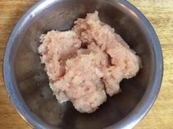 step3: <a href="https://bit.ly/3EZL8dD" target="_blank" data-keyword="雞胸" class="guide-link"><strong>雞胸</strong></a> <span style="display:inline-block;vertical-align:middle;margin-top:-3px;color:initial;border-radius:3px;padding:2px 3px;font-size:12px;line-height:14px;background:#87d300;color:#fff;">即買</span> 肉先切條後，蓋保鮮膜用打肉棒敲薄後，再用菜刀剁成雞絞肉。