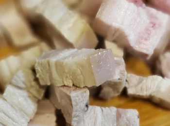step2: 沖凍水後切成小方塊 (沖凍水是把肉降低溫度，方便切粒，可以省略浸冰水或較繁複的步驟)