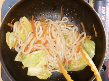 step3: 放入煮好的烏龍麵及鰹魚醬油露，拌炒。
鰹魚醬油露作法↓
https://tasty-note.com/mentuyu/