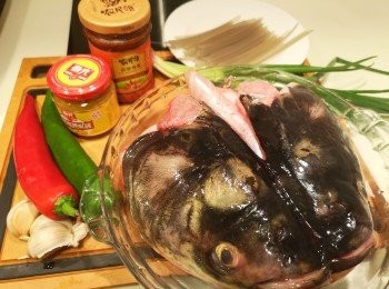 step1: 準備材料。（魚卜和薯粉可自己決定加唔加。）寬身薯粉需用熱熱地溫水浸軟備用。