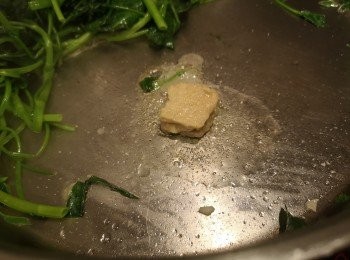 step2: 熱紅隻鑊後，加油爆香蒜蓉後炒菜，之後菜撥埋一面，落腐乳、糖和辣椒絲同炒。