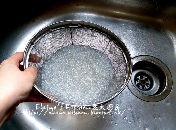 step3: 再將西米倒入隔篩內用水沖洗數分鐘 , 加入冰水浸過面靜待10分鐘後瀝乾水份備用
